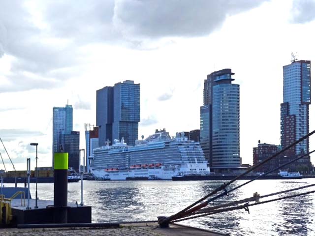 Cruiseschip ms Sky Princess van Princess Cruises aan de Cruise Terminal Rotterdam